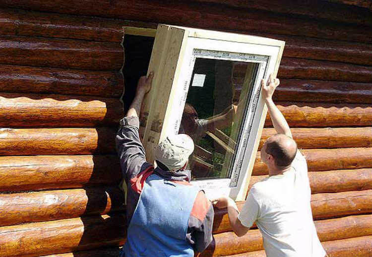 Image d'une fenêtre dans une maison en bois