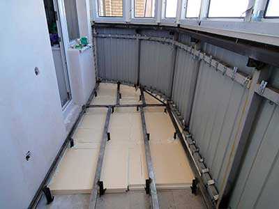Bild einer Basis aus Metallplatten