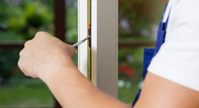 photo de l'ouverture d'une porte avec un tournevis