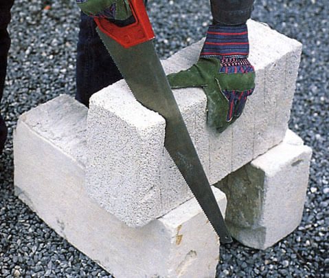 Das Bild schnitt den überschüssigen Teil des Schaumstoffblocks ab