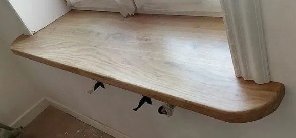 Image d'un rebord de fenêtre en planches de chêne