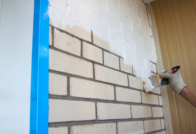 Image de la peinture d'un mur de briques sur un balcon