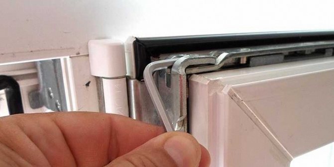 Bild der Einstellung des Fensterscharniers