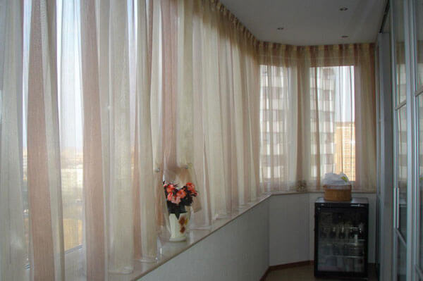 Bild von Vorhängen auf dem Balkon