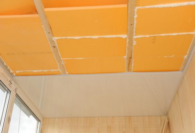 photo de l'isolation thermique des plafonds à l'intérieur des balcons