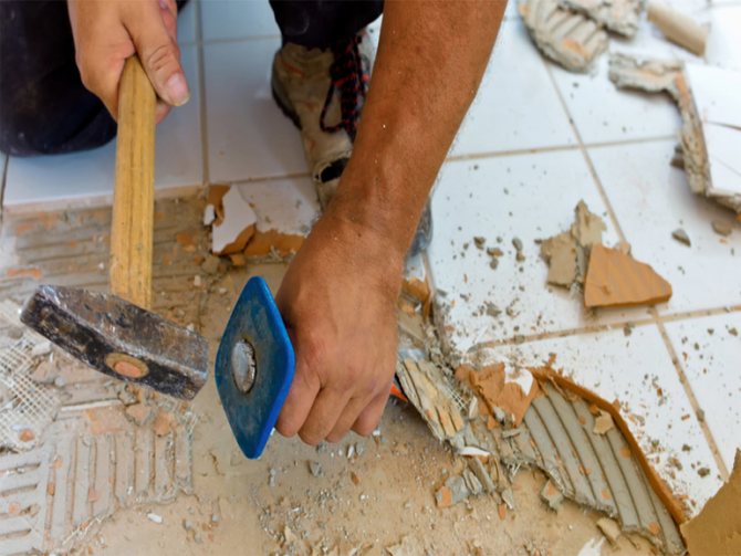 image Enlever des carreaux avec un ciseau à main