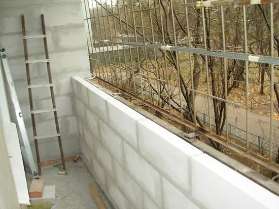 Bild der Stärkung der Brüstung des Balkons