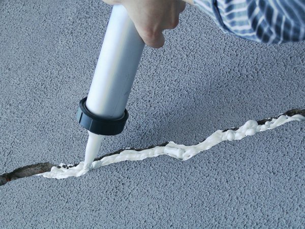 photo de sceller les fissures avec du mastic