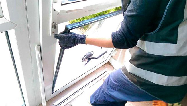 photo du remplacement de la fenêtre en verre d'une porte de balcon