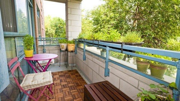 Carreaux de céramique sur le balcon