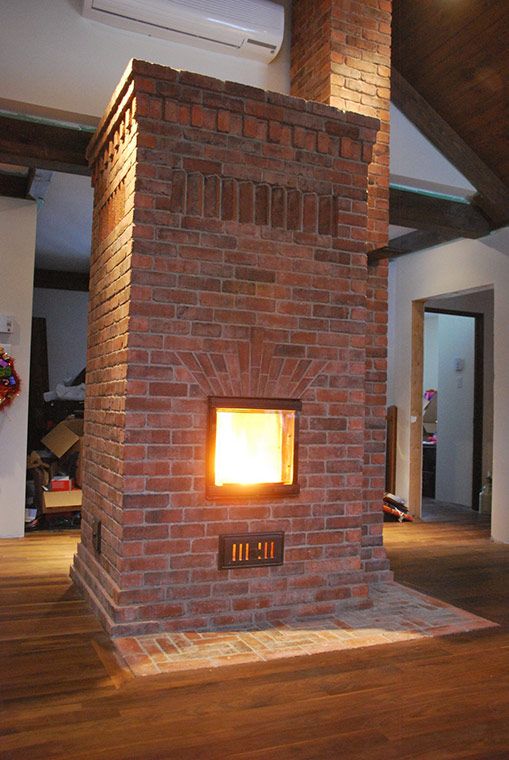 Four en brique sous forme de colonnes avec un feu brillant à l'intérieur