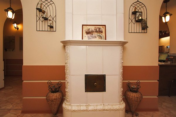 Poêle hollandais classique décoré de céramique et de stuc