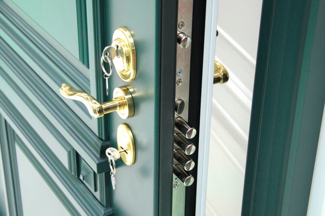 Clé dans le trou de serrure de la porte d'entrée