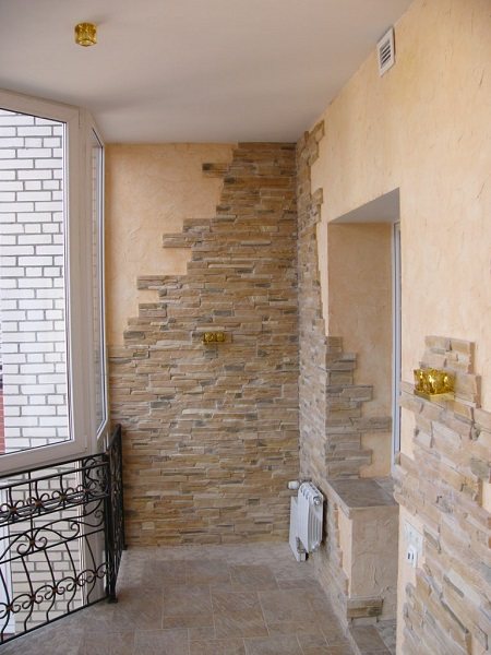 Kombination aus dekorativem Stein und Gips auf dem Balkon