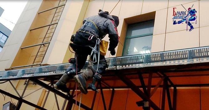 Travaux complexes sur la réparation d'une verrière en polycarbonate alvéolaire