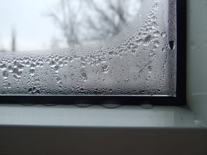 Condensation sur une fenêtre en plastique