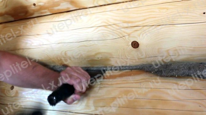 Calfeutrage à faire soi-même d'une maison en rondins