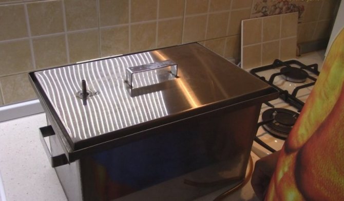 Fumeur sur une cuisinière à gaz vous permet de cuisiner des plats délicieux à la maison
