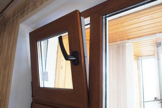 fenêtre marron avec une fenêtre dans l'appartement