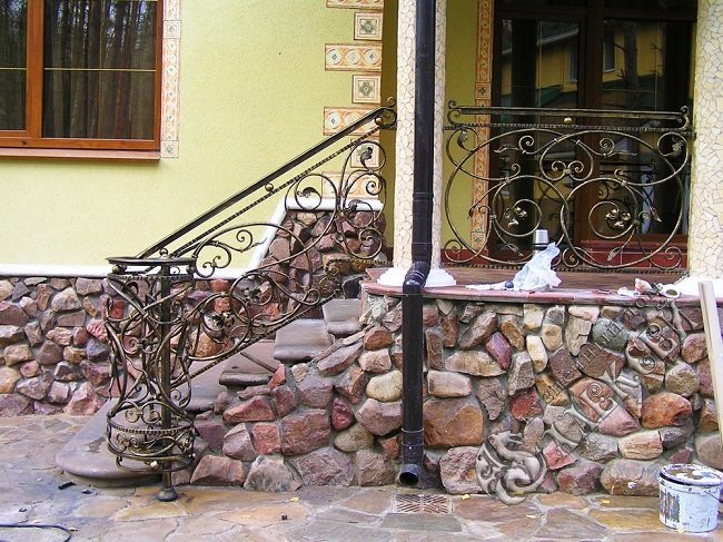 geschmiedete Veranda mit wildem Stein besetzt