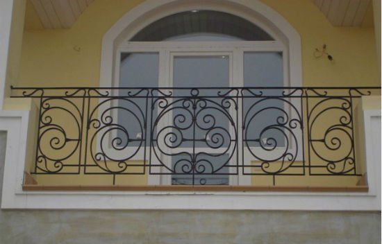 Garde-corps en fer forgé sur le balcon