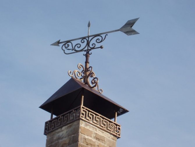 Das geschmiedete Visier am Schornstein verleiht dem äußeren Teil des Schornsteins ein ästhetisches Aussehen