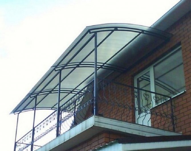 La verrière au-dessus du balcon est fixée au mur du bâtiment avec le côté d'extrémité, et la verrière est installée sur des supports prêts à l'emploi