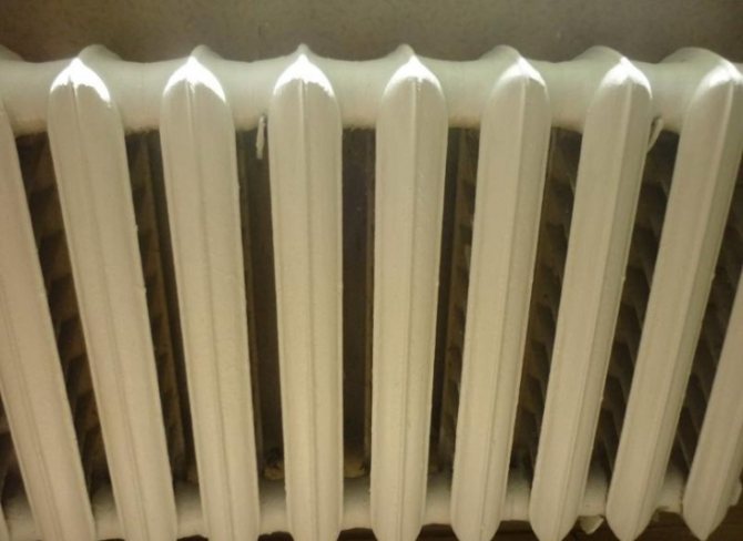 Nous peignons nous-mêmes le radiateur de chauffage