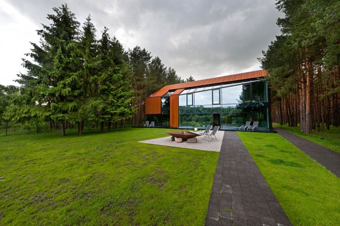 belle maison avec fenêtres panoramiques