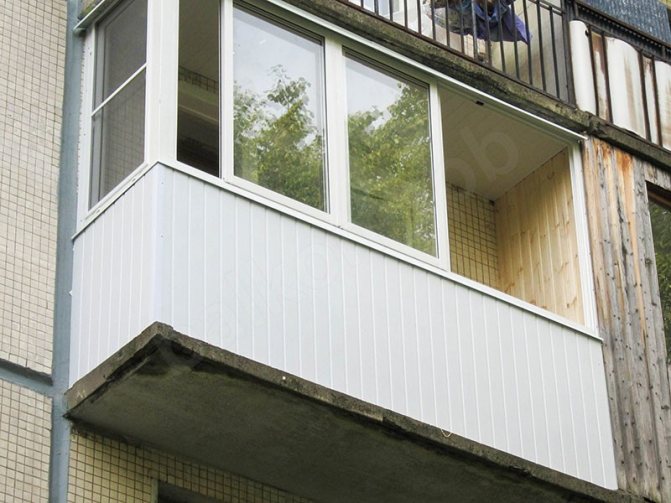 Un beau plastique est capable d'ennoblir le balcon extérieur