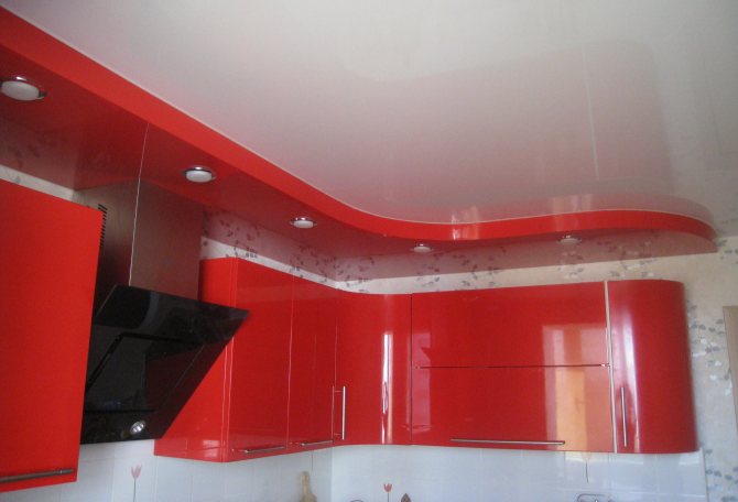 Plafond tendu à plusieurs niveaux rouge et blanc dans la cuisine.