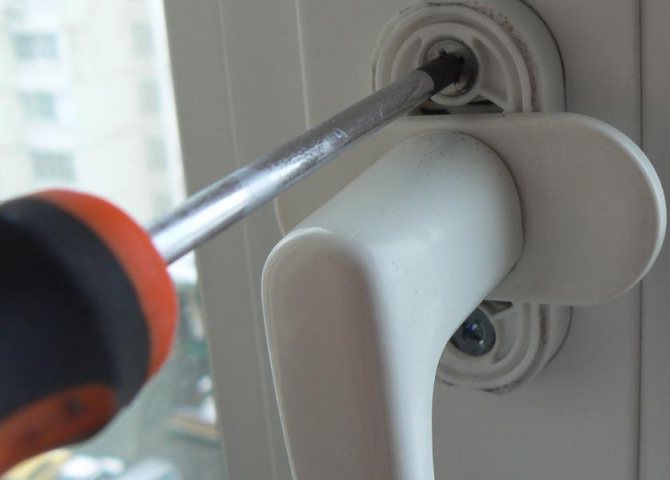 Les vis de fixation sont généralement recouvertes d'un couvercle décoratif