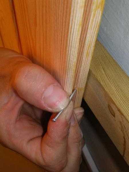 fermeture avec doublure de clous de finition