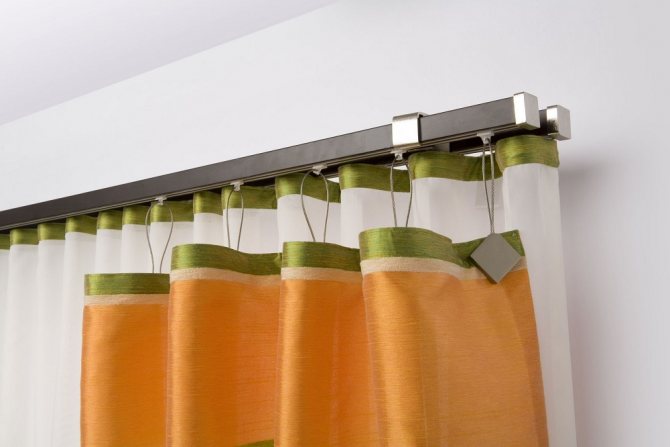 Fixação de uma haste de cortina de metal na parede