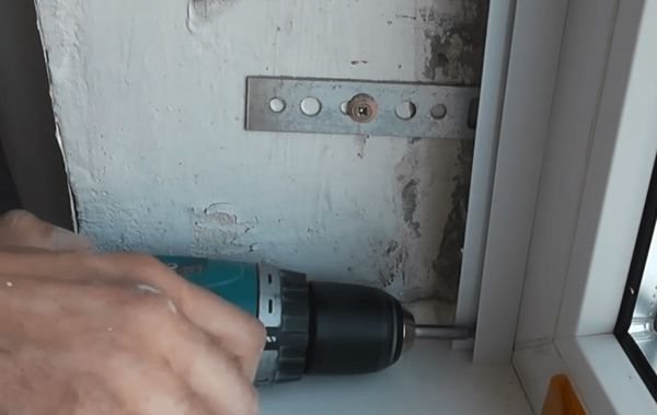 Закрепване на първоначалния профил към прозореца.
