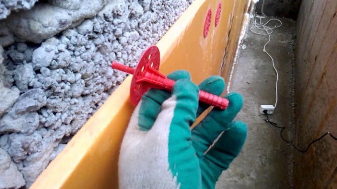 fixation de la mousse avec des chevilles