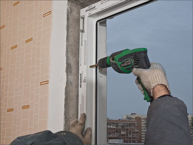 Befestigung eines Kunststofffensters mit Dübeln