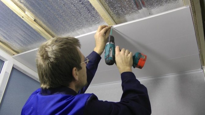 Fixation de panneaux PVC à un cadre en bois