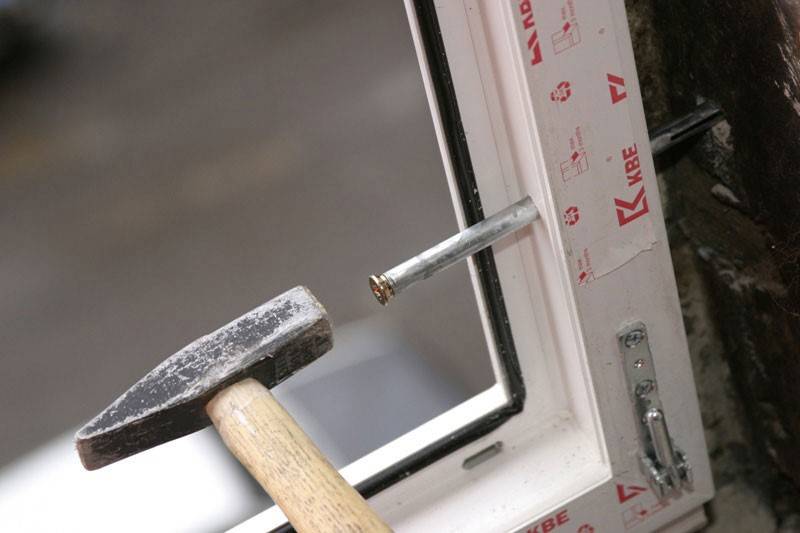 Fixação da moldura da janela de plástico à parede