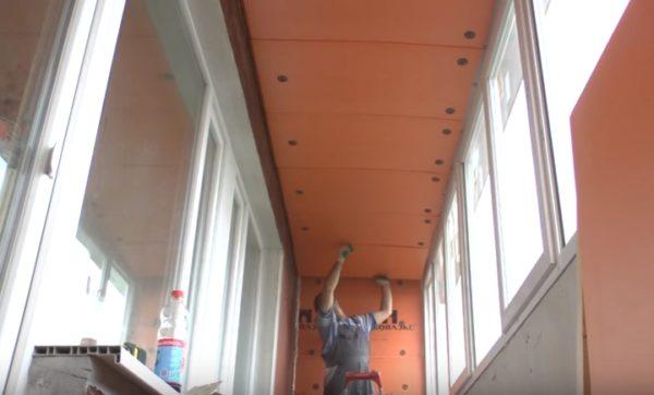 fixation de l'isolant au plafond