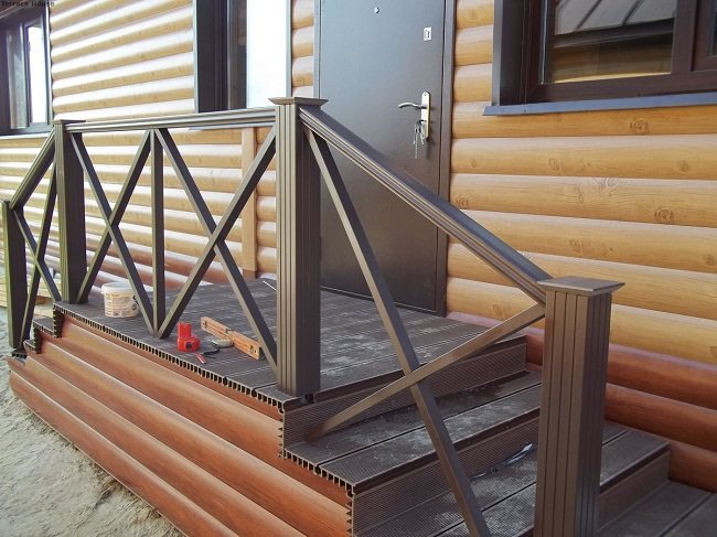 Veranda mit Holzimitat ausgekleidet