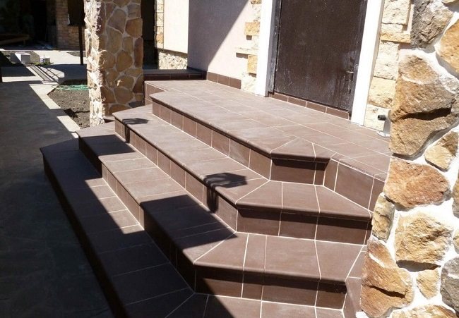 Veranda mit Klinkerfliesen ausgekleidet