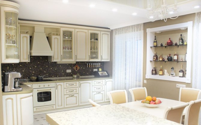 Cuisine de style classique avec plafond tendu laqué beige dans le projet de design.