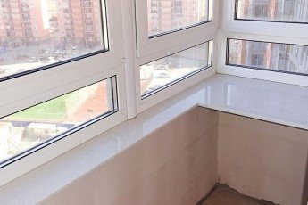 Кварцов перваз St Helens White за довършване на изолирания балкон