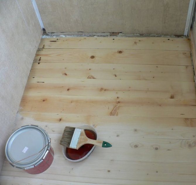 Lackieren des Holzbodens auf dem Balkon