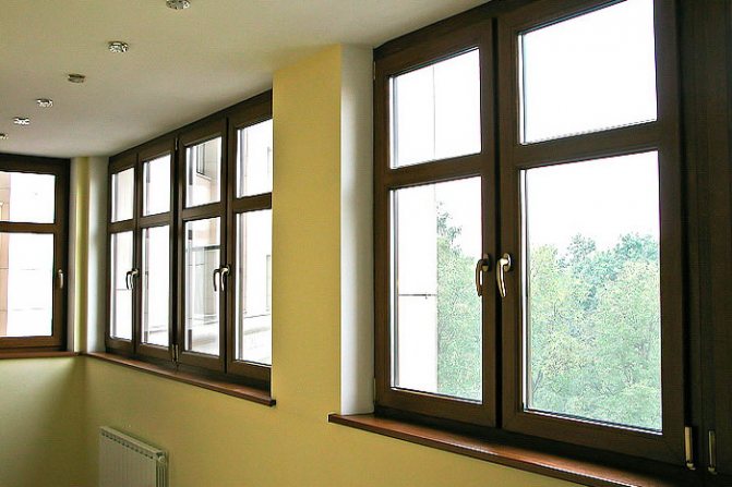 Fenêtres en plastique laminé sur le balcon
