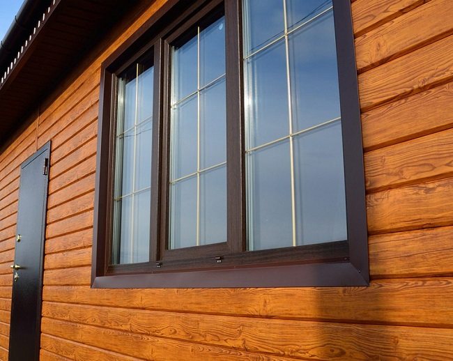 laminierte Kunststofffenster für die Fassade eines Privathauses
