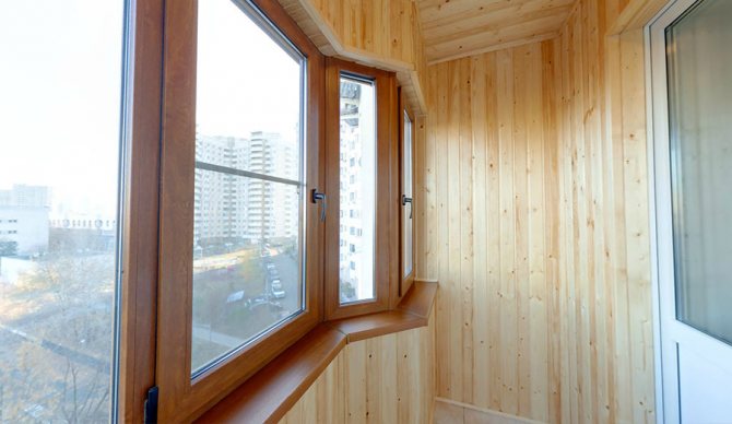 Verbundfenster mit Doppelverglasung auf einer isolierten Loggia