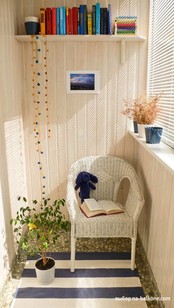 Coin salon sur le balcon: lieu de repos sans sortir de l'appartement