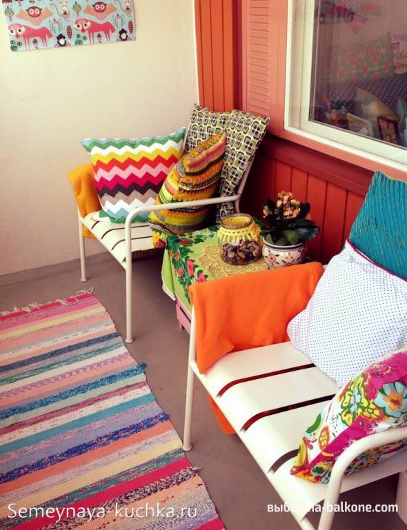 Coin salon sur le balcon: lieu de repos sans sortir de l'appartement